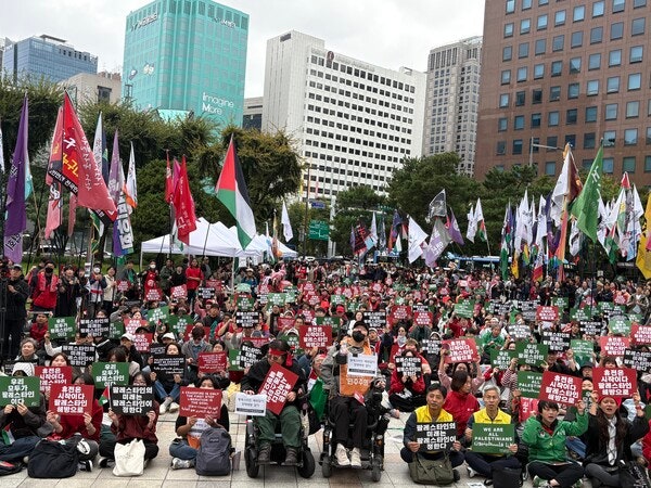 18일 오후 서울 종로구 보신각 앞 광장에서 '이스라엘의 가자 집단학살 2년, 전국집중행동' 이 개최됐다. ⓒ신다인 기자