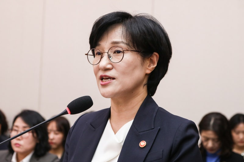 ‘역<b>차별</b> 방점’ 우려에… <b>원민경 장관</b> “<b>구조적</b> 성<b>차별</b> 해소가 기본과...