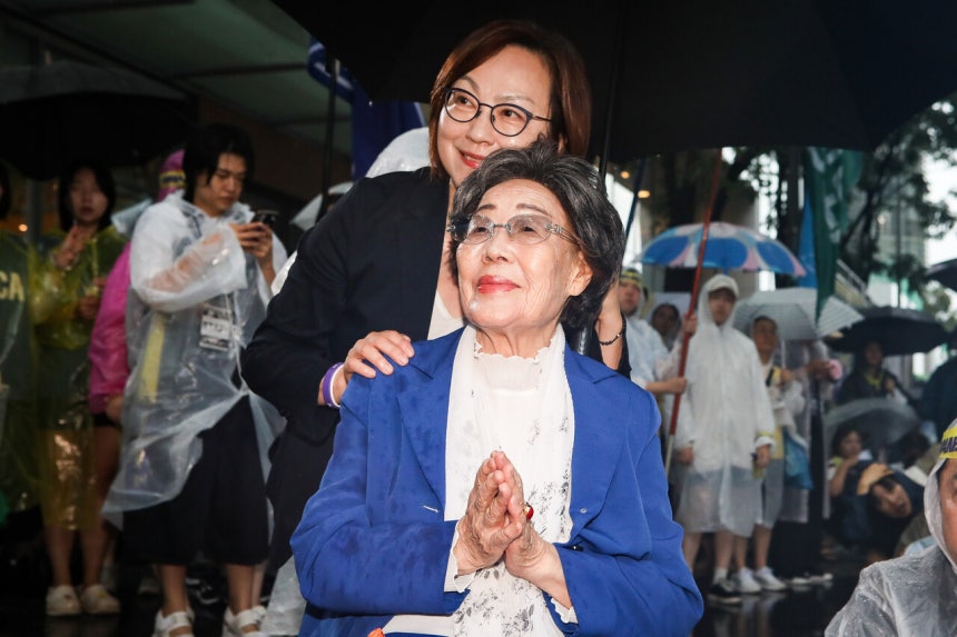 8월 13일 서울 종로구 일본대사관 앞 '평화로'에서 열린 제13차 세계 일본군 '위안부' 기림일 맞이 세계연대집회, 1713차 수요집회에 참석한 피해생존자이자 여성인권 활동가인 이용수 할머니와 이나영 정의기억연대