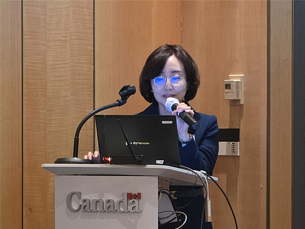 묵인희 서울대 의과대학 교수가 지난 3일 서울 중구 주한캐나다대사관 스코필드홀에서 한국과학기술젠더혁신센터 주최로 열린 '성과 젠더의 임상연구 통합: 건강형평성 증진' 세미나에서 발표하고 있다. ⓒ한국과학기술젠더혁신센