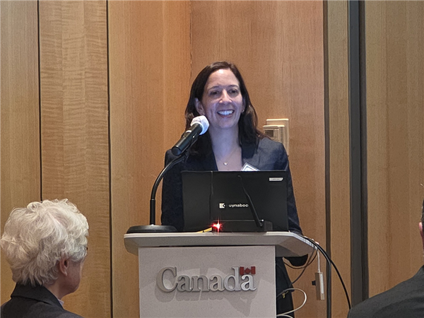 소피아 아메드 캐나다 알버타대 교수가 지난 3일 서울 중구 주한캐나다대사관 스코필드홀에서 한국과학기술젠더혁신센터 주최로 열린 '성과 젠더의 임상연구 통합: 건강형평성 증진' 세미나에서 발표하고 있다. ⓒ한국과학기술젠