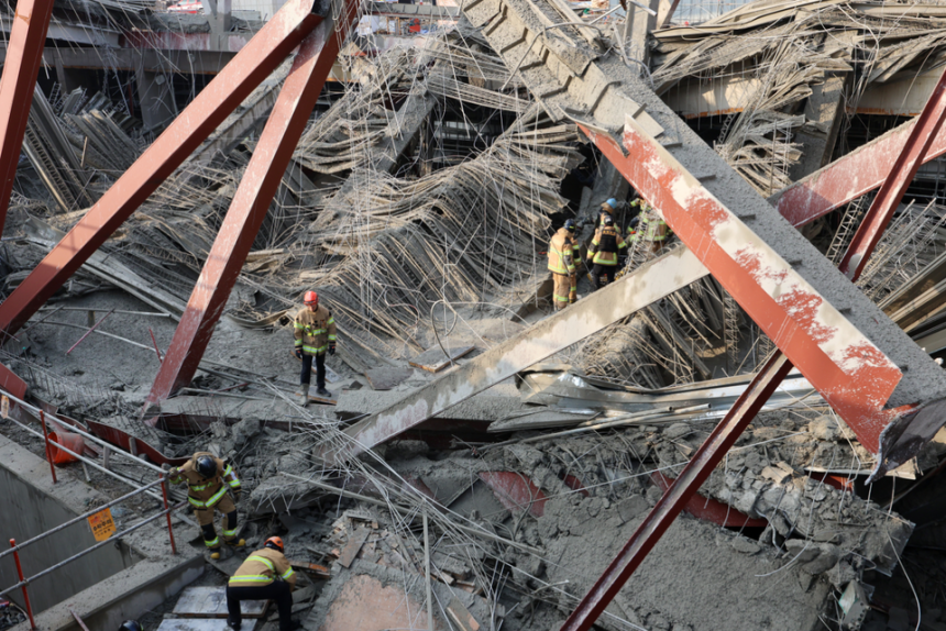 11일 오후 광주 서구 치평동 광주대표도서관 건립공사장에서 붕괴 사고가 발생해 소방대원들이 매몰자 구조 작업을 벌이고 있다.ⓒ연합뉴스