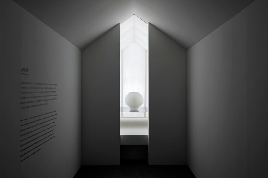 오는 14일까지 코엑스에서 열리는 '2025 공예트렌드페어' 기획관(더 마스터)에 전시된 권대섭 작가의 달항아리 작품.ⓒ문화체육관광부 제공