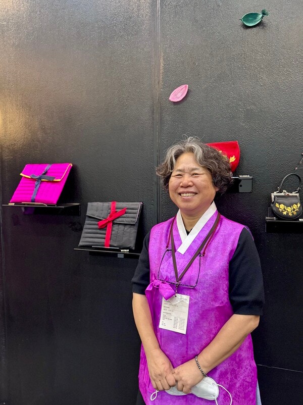 태블릿 PC용 누비 파우치 등 자신의 작품을 설명하는 최재희 누비장.ⓒ이세아 기자