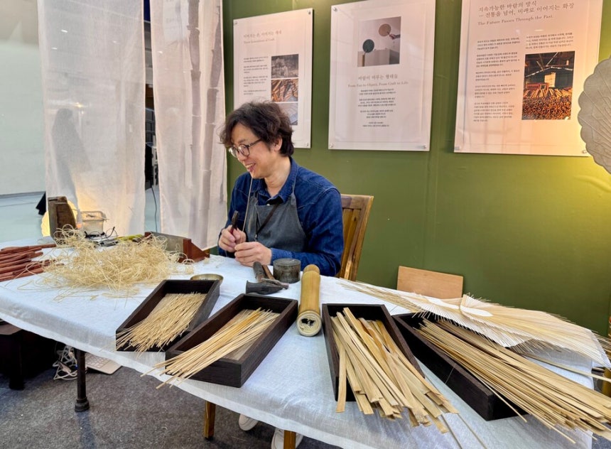 3대째 구례에서 자란 대나무를 이용해 부채를 만드는 김주용 죽호바람 대표.ⓒ이세아 기자