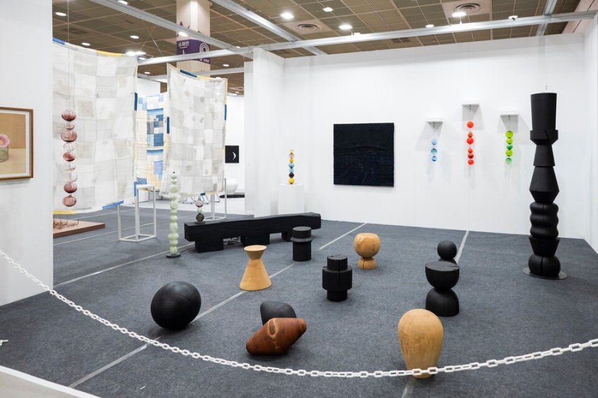 오는 14일까지 코엑스에서 열리는 '2025 공예트렌드페어' 기획관(더 컬렉션) 중 갤러리 플래닛 부스 전경.ⓒ문화체육관광부 제공