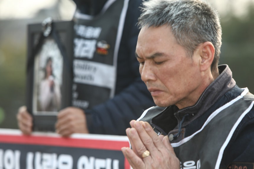 고(故) 뚜안 씨의 아버지가 지난 29일 서울 종로구 청와대 분수대 앞에서 정부의 사과와 진상 규명,강제 단속 중단을 촉구하며 108배를 올리고 있다.ⓒ손상민 사진기자