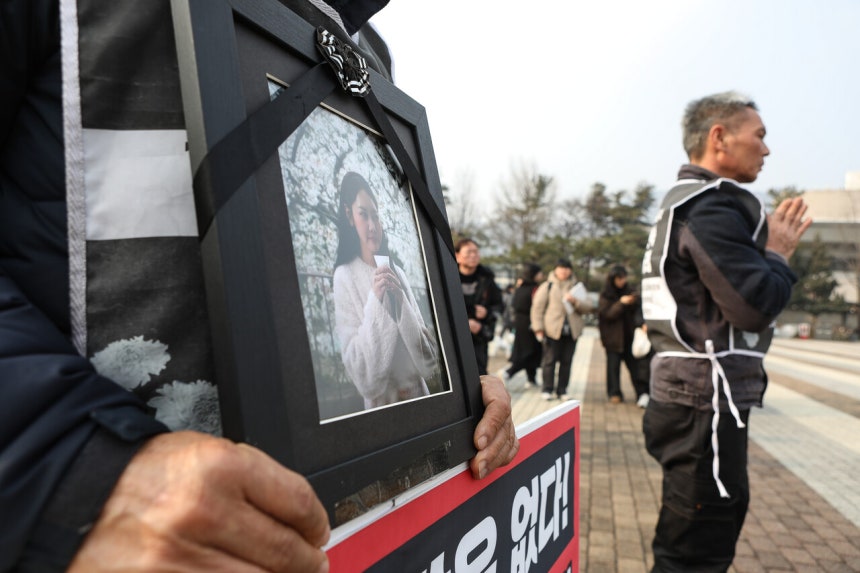 고(故) 뚜안 씨의 아버지가 지난 29일 서울 종로구 청와대 분수대 앞에서 정부의 사과와 진상 규명,강제 단속 중단을 촉구하며 108배를 올리고 있다.ⓒ손상민 사진기자