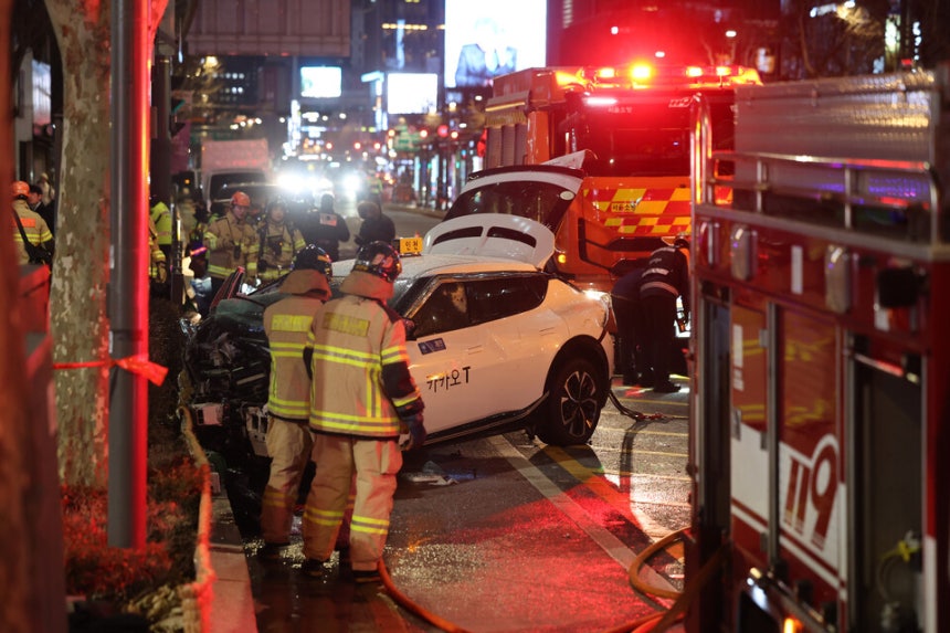 2일 오후 6시 5분께 종로구 종각역 앞 도로에서 승용차 2대와 택시 1대가 추돌하며 1명이 숨지고 13명이 다쳤다.경찰에 따르면 70대 후반 기사가 운전하는 전기차 택시가 승용차를 추돌하고 횡단보도 신호등 기둥을 