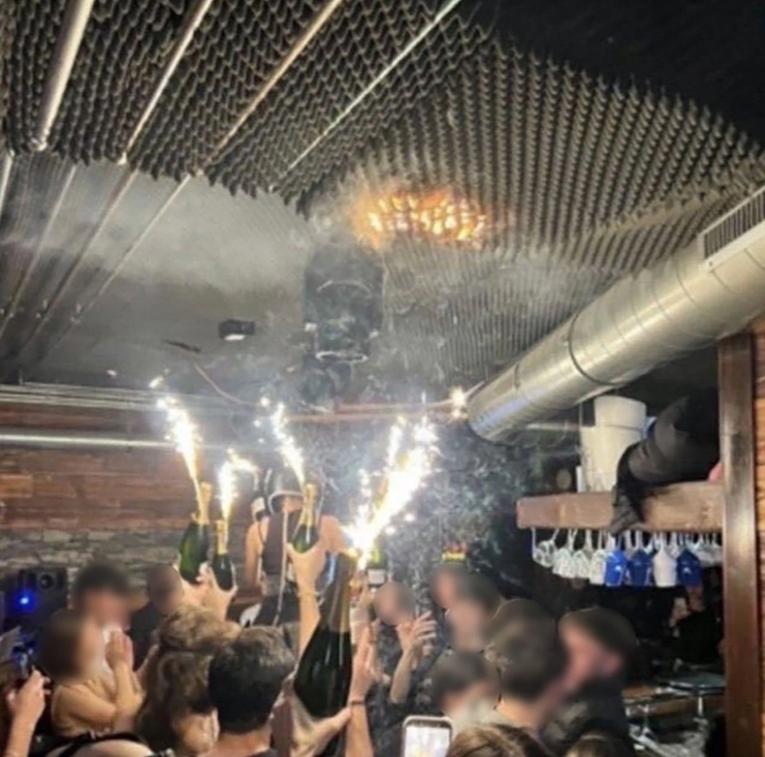 새해 첫날인 1일 오전 1시 30분께 스위스 발레주 크랑몽타나 스키 리조트 술집 '르 콩스텔라시옹'에서 발생한 화재 사고는 샴페인 병에 꽂아 올린 '스파클러(불꽃놀이 장치)'에서 발생한 불티가 목재로 된 천장 마감재