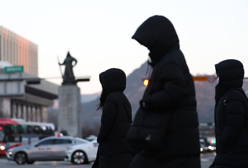  서울 광화문 사거리에서 시민들이 횡단보도를 건너고 있다 ⓒ연합뉴스