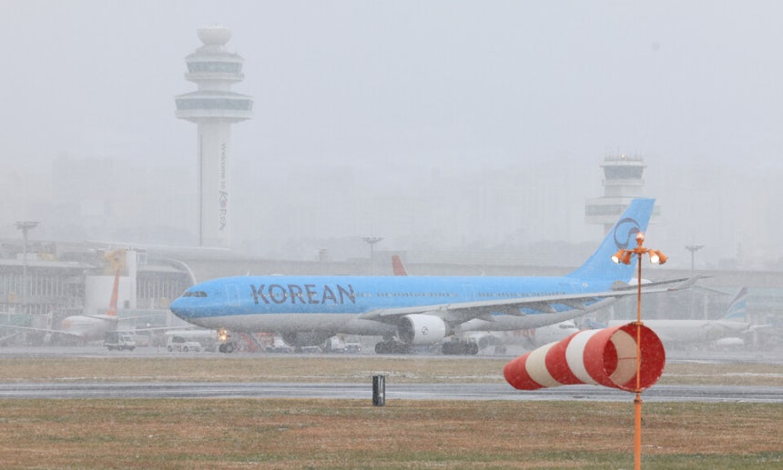 제주도에 대설과 강풍,풍랑특보가 내려진 2일 오전 제주국제공항 활주로에 눈보라가 치고 있다.ⓒ연합뉴스