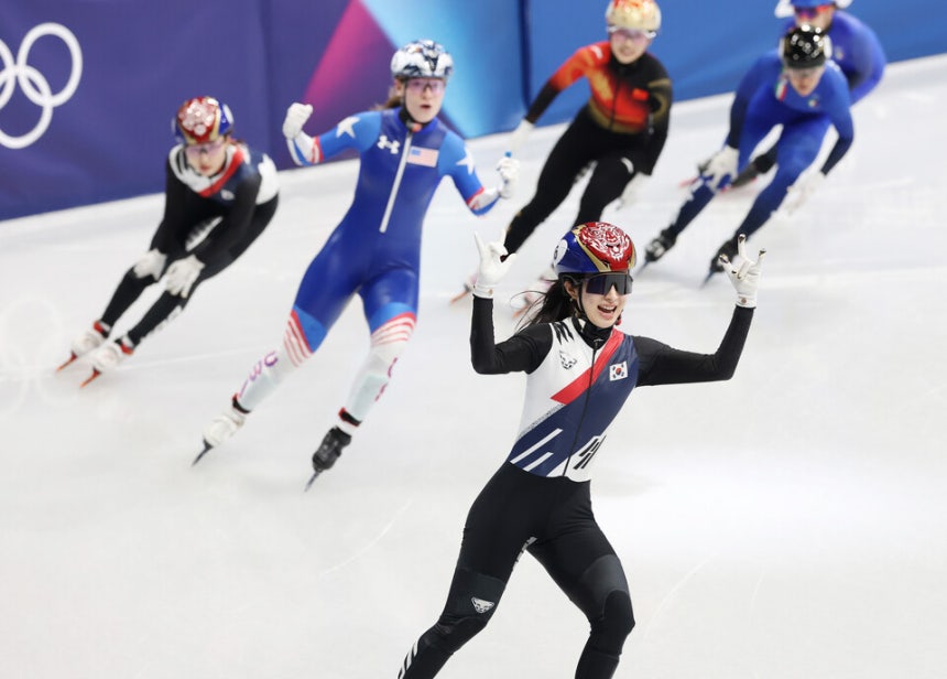 20일(현지시간) 이탈리아 밀라노 아이스스케이팅 아레나에서 열린 2026 밀라노ㆍ코르티나담페초 동계올림픽 쇼트트랙 여자 1,500m 결승에서 금메달을 차지한 김길리가 환호하고 있다.    </div>

    <div class=