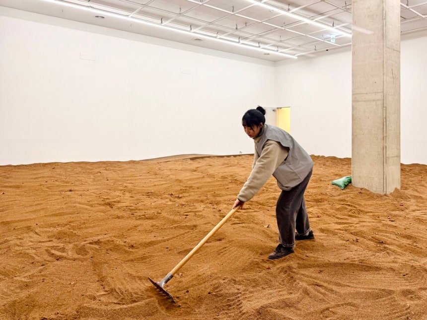 국립현대미술관 서울관에서 열린 '소멸의 시학' 전 중 아사드 라자 작가의 '흡수' 전경.    </div>

    <div class=