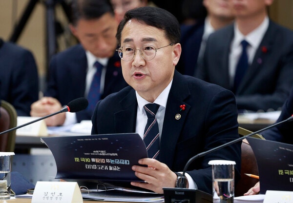 김인호 산림청장이 지난해 12월 11일 세종시 정부세종컨벤션센터에서 열린 농림축산식품부(농촌진흥청·산림청)-고용노동부 업무보고에서 부처 업무보고를 하고 있다. © 대통령실통신사진기자단