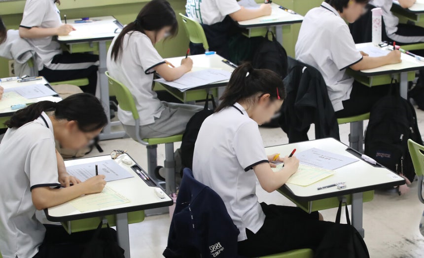 2025학년도 7월 고3 전국연합학력평가가 치러진 10일 대구 수성구 대구여자고등학교에서 고3 학생들이 시험 준비를 하고 있다.ⓒ연합뉴스