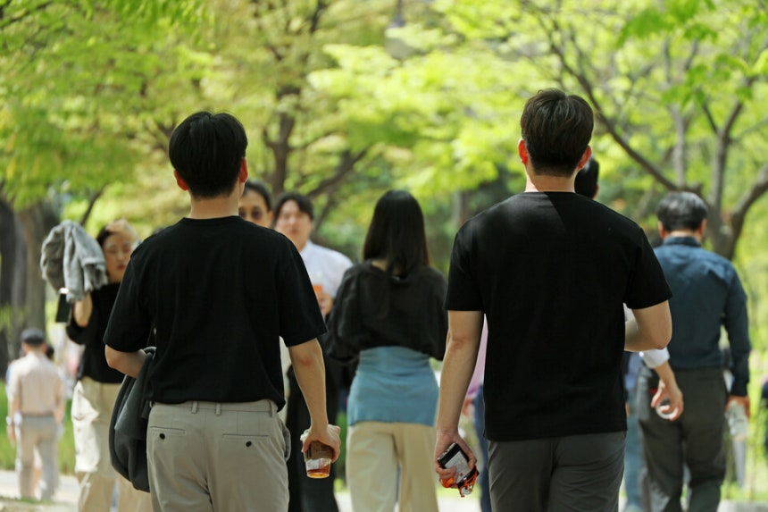 초여름 날씨를 보인 16일 서울 여의도공원에서 시민들이 얇은 차림으로 산책을 하고 있다.    </div>

    <div class=