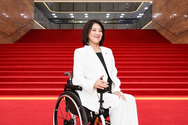 척수장애 당사자인 국민의힘 최보윤 의원은 여성신문과의 인터뷰에서 "당사자 국회의원의 역할은 일상의 불편함을 정책적 언어로 바꾸고, 그 해결이 시혜가 아닌 '정당한 권리'임을 동료 의원들에게 설득하는 과정"이라고 전했