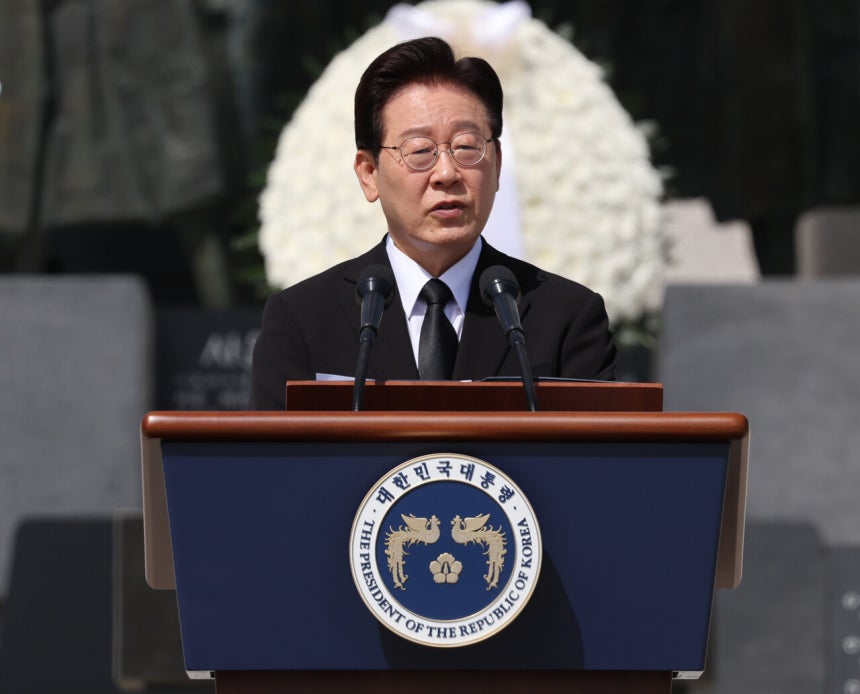 이재명 대통령이 19일 서울 강북구 국립 4·19민주묘지에서 열린 4·19혁명 기념식에서 기념사를 하고 있다.    </div>

    <div class=