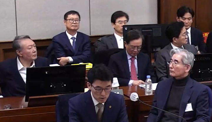 12·3 비상계엄 관련 내란 우두머리 혐의로 기소된 윤석열 전 대통령과 김용현 전 국방부 장관 등이 지난 9일 서울 서초구 서울중앙지법에서 열린 1심 결심공판에 출석해 있다.ⓒ서울중앙지법 제공