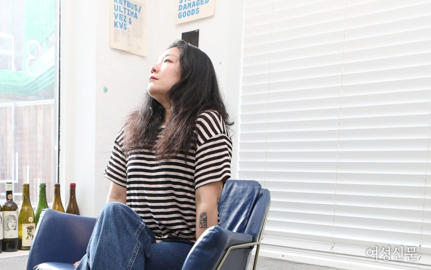 '영희 페스티벌'을 기획한 싱어송라이터 오지은이 지난 2일 서울 마포구 인터뷰 장소에서 포즈를 취하고 있다. ⓒ손상민 사진기자
