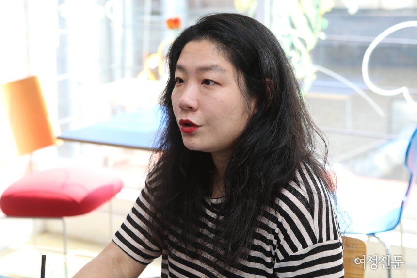 '영희 페스티벌'을 기획한 싱어송라이터 오지은이 지난 2일 서울 마포구 인터뷰 장소에서 질문에 답하고 있다. ⓒ손상민 사진기자