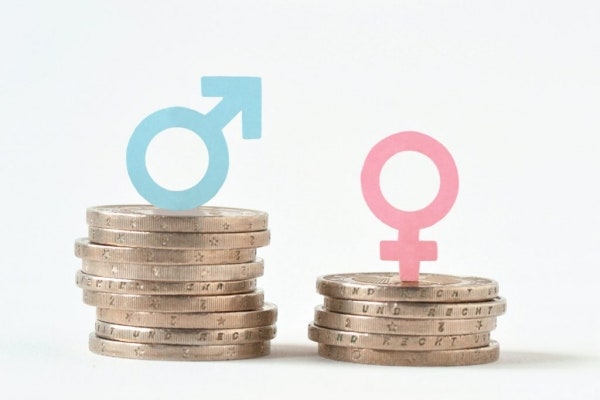 일하는 고령 여성 늘었는데…소득은 남성의 40%에 불과