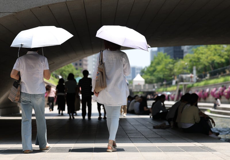 낮 최고 33도 '무더위'...전국 곳곳 소나기