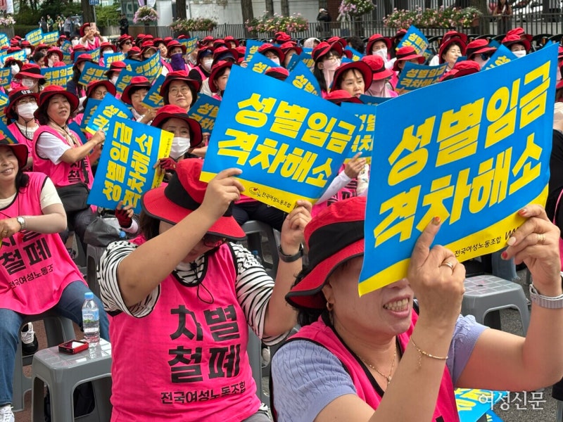 “한 달 생활비 50만원 뛰었는데…” 여성 노동자들, 최저임금 ‘1만2천원’ 요구하며 거리로