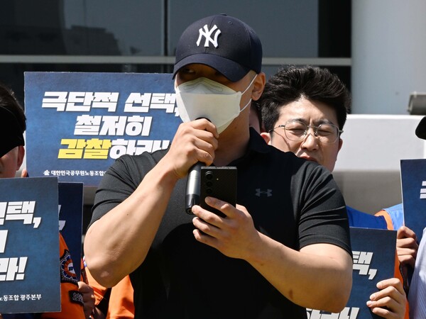 지난 6월 11일 광주 서구 광주시청 앞에서 대한민국공무원노동조합총연맹 소방공무원노동조합이 '광주소방본부 부조리 조직문화 타파와 고(故) 소방공무원 사망사건 진상규명'을 촉구하는 기자회견을 연 가운데 숨진 여성 소방