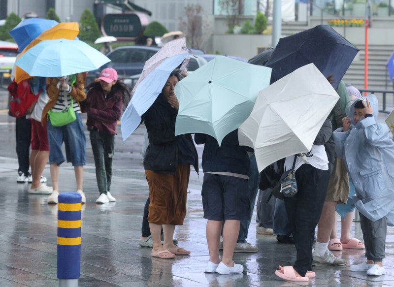 장마전선 영향 전국에 비…낮 최고 32도 더위 지속