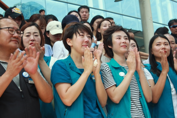 2018년 10월 21일 한국철도공사와 정규직 복직에 합의한 KTX해고 여승무원들이 서울역에서 교섭 보고대회와 천막농성 해단식을 열었다. ⓒ여성신문