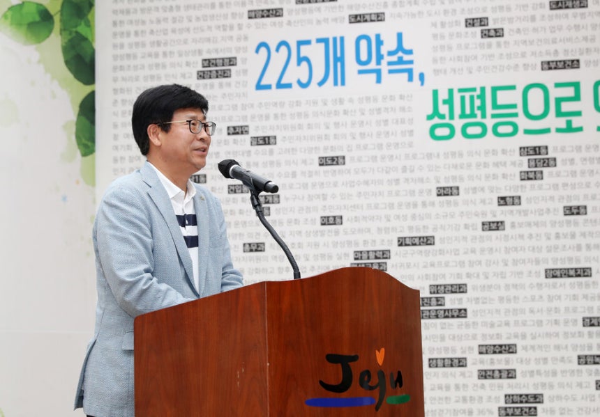 박천수 제주도 행정부지사가 지난 14일 오후 제주도 제주시 농어업인회관에서 열린 '2026년 도·행정시 합동 고위공직자 성인지·성희롱 예방 및 반부패·청렴 교육'에서 발언하고 있다.    </div>

    <div class=