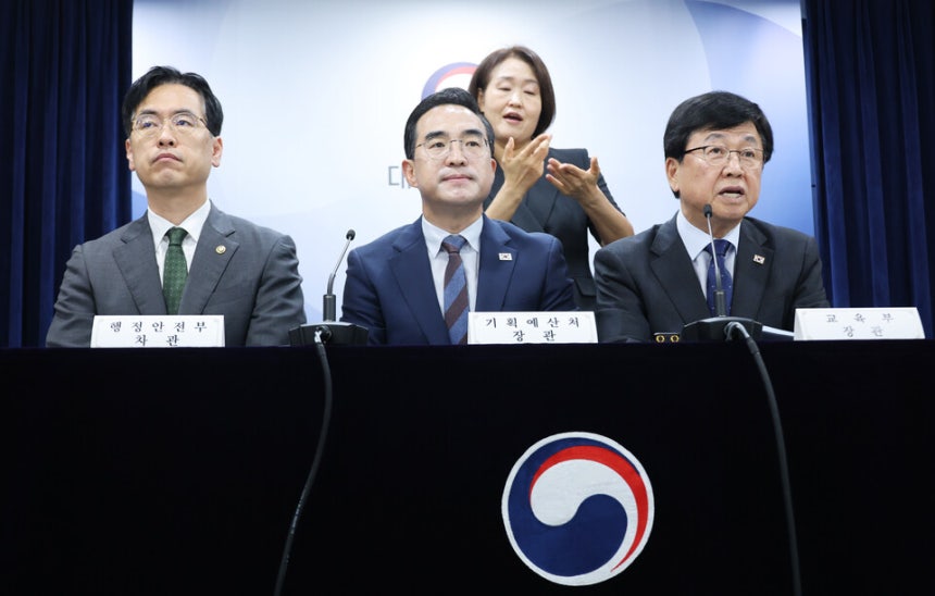 최교진 교육부 장관(오른쪽)이 21일 서울 종로구 정부서울청사에서 지방교육재정교부금 개편 관계부처 합동브리핑을 하고 있다.    </div>

    <div class=