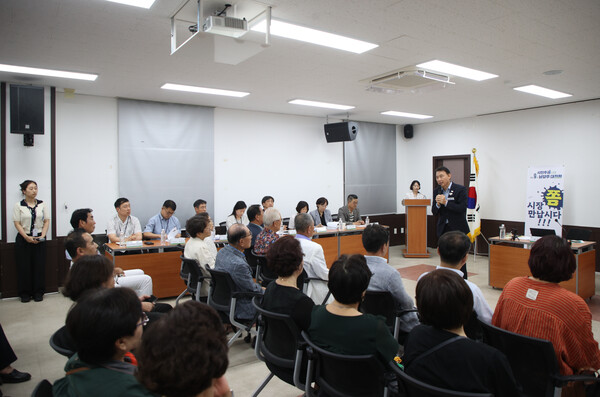 남양주시가 지난 20일 오남읍에서 '현장시장실'을 운영하며 주요 사업 현장을 점검하고 주민들과 소통하는 시간을 가졌다.    </div>

    <div class=