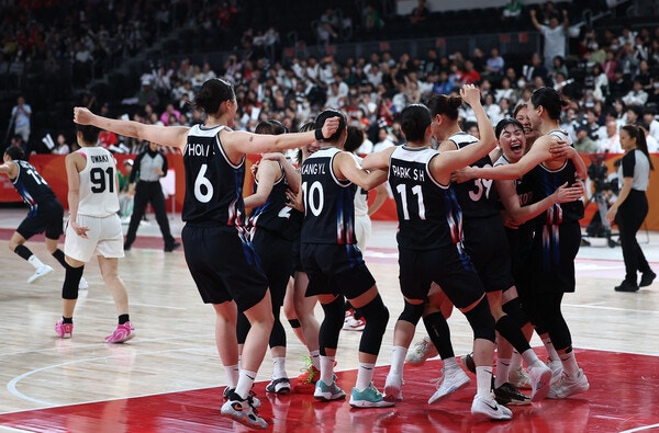 26일 일본 나고야 아이치 인터내셔널 아레나에서 열린 2026 아이치·나고야 아시안게임 여자 농구 한국 대 일본 결승에서 승리를 거둔 한국 국가대표 선수들이 환호하고 있다. ⓒ연합뉴스