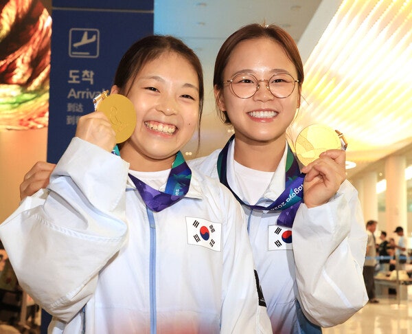 2026 아이치·나고야 아시안게임 금메달을 들고 기념사진 촬영 중인 황서현(왼쪽)과 여서정. ⓒ연합뉴스