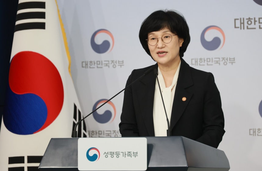 원민경 성평등가족부 장관이 1일 정부서울청사에서 성평등가족부 개편 1주년 브리핑을 갖고 성평등 정책 추진 체계 복원 등의 성과와 폭력피해자 권리보장 등 향후 정책 추진 계획에 관해 설명하고 있다. ⓒ성평등가족부