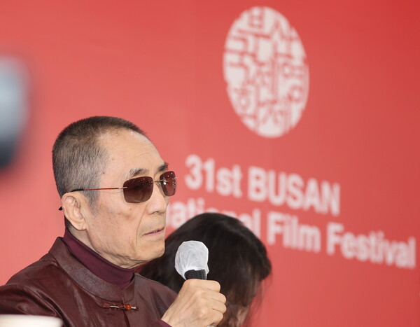 장이머우 감독이 지난 7일 오전 영화의전당에서 열린 제31회 부산국제영화제(BIFF) 경쟁부문 심사위원 기자회견에서 답변하고 있다.ⓒ연합뉴스