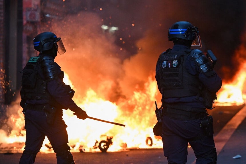 18일(현지시각) 파리 중심가 레퓌블리크 광장에서 시위 도중 불길이 치솟고 있다. ⓒAFP 연합뉴스