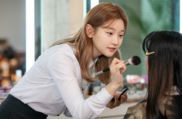 드라마 '청춘기록'에서 박소담이 연기한 안정하는 메이크업 아티스트를 꿈꾸는 청춘이지만, 직장 내 괴롭힘과 폭언 등에 시달리며 힘든 시간을 보낸다. ⓒtvN