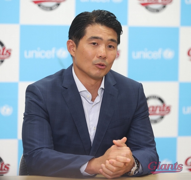 <b>롯데</b> 성민규 단장 "아이들 가르친 콩거, 코칭보다 티칭 기대"