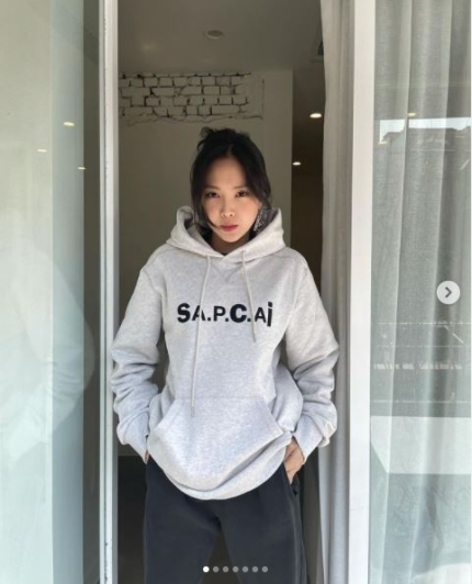 Instagram photo of Apink member Son Na-eun revealing her casual fashion