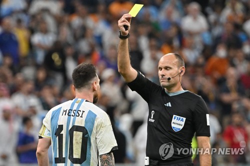 “吹黄牌”臭名昭著的西甲主裁判警告16张[荷兰vs阿根廷]