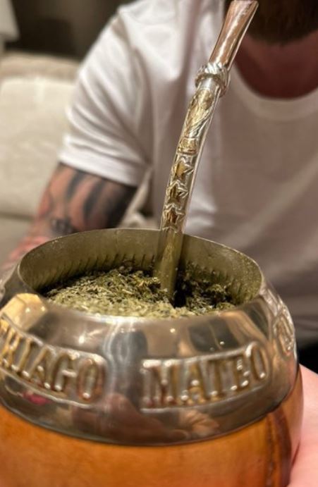 世界杯奖杯+3颗星 梅西还制作了纪念冠军的“特别稻草”