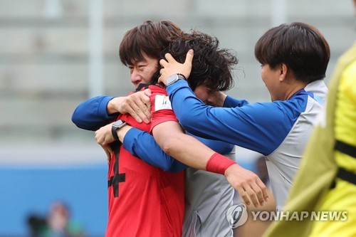 '샤프' <b>김은중</b>의 눈물 "선수들 고마워…집중력 싸움에서 이겼다" [U-20 WC]