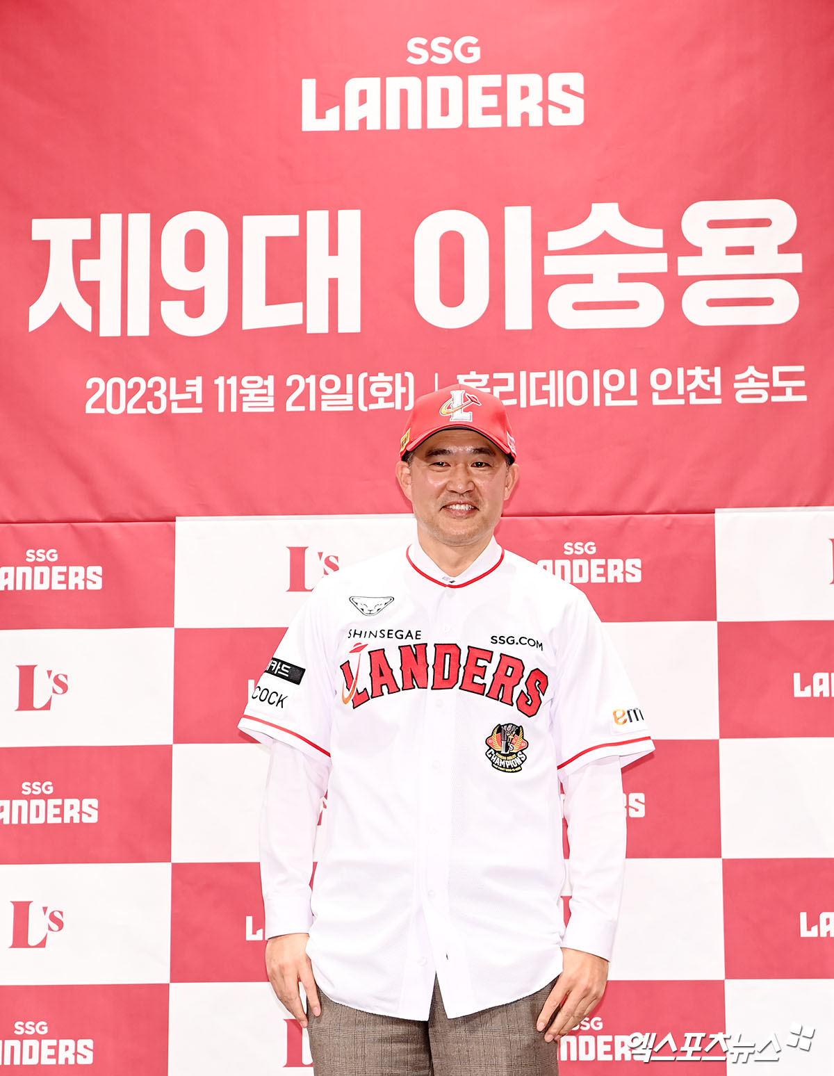 <b>이숭용 감독</b> '제9대 <b>감독</b>으로 <b>취임</b>'[포토]