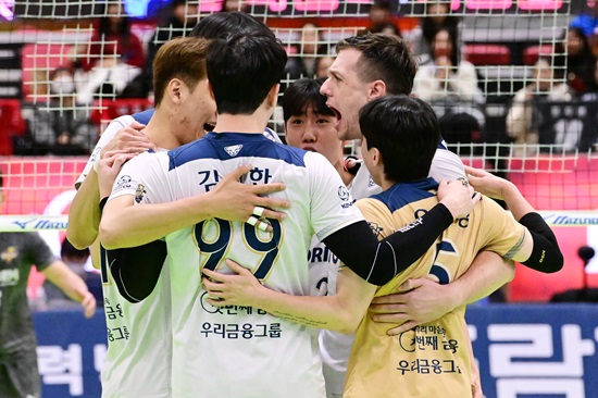 '<b>김지한</b>-마테이 49점 합작' <b>우리카드</b>, <b>한국전력</b> 꺾고 1위 수성 청신호 [수원:...