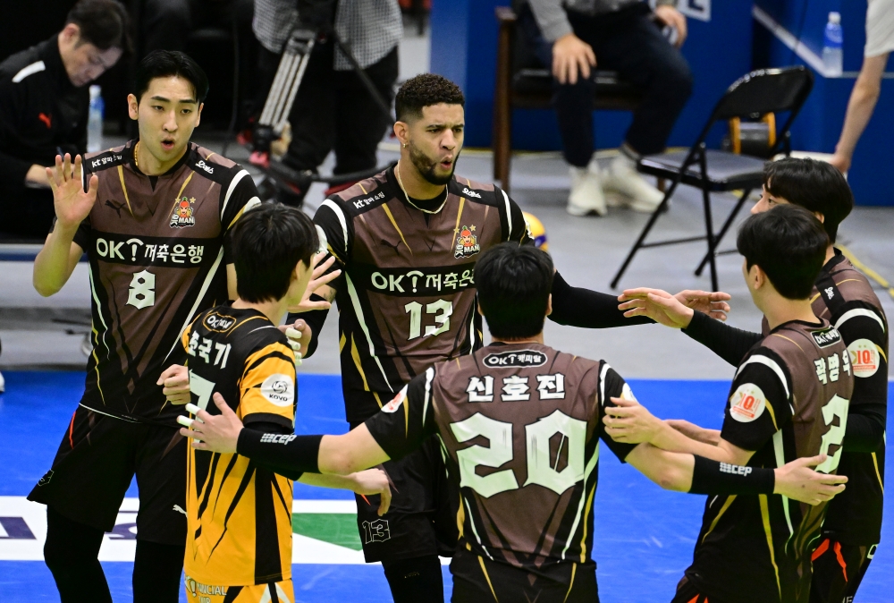 '<b>레오</b> 39점 폭발' OK금융그룹, 한국전력 3-1 제압…시즌 첫 3연승+4위 도약