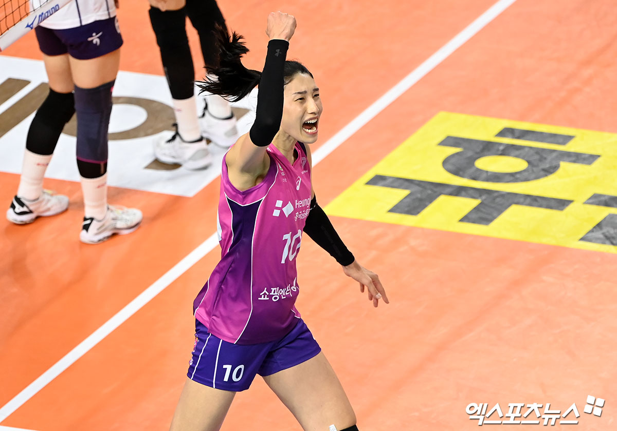 3연승에도 만족 못한 '<b>배구여제</b>' 김연경…"레이나 잘하지만 책임감 더 가져야...
